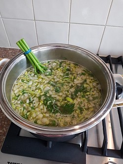 Soep van gerookte kip met  lavas